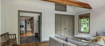 Kingston retreat, 3BR+Pool and Hot Tub, Chef's Kitchen, Firepit & much more