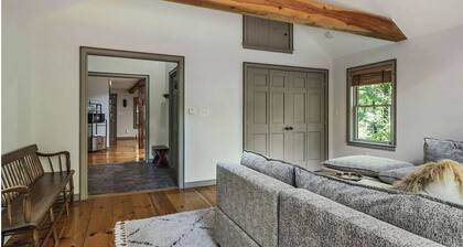 Kingston retreat, 3BR+Pool and Hot Tub, Chef's Kitchen, Firepit & much more