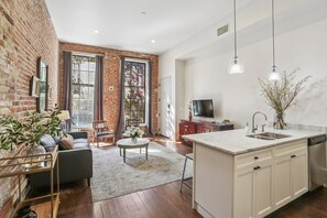 TV, offices - Stayloom’s Retro Renovated CBD Place | near FQ (New Orleans)