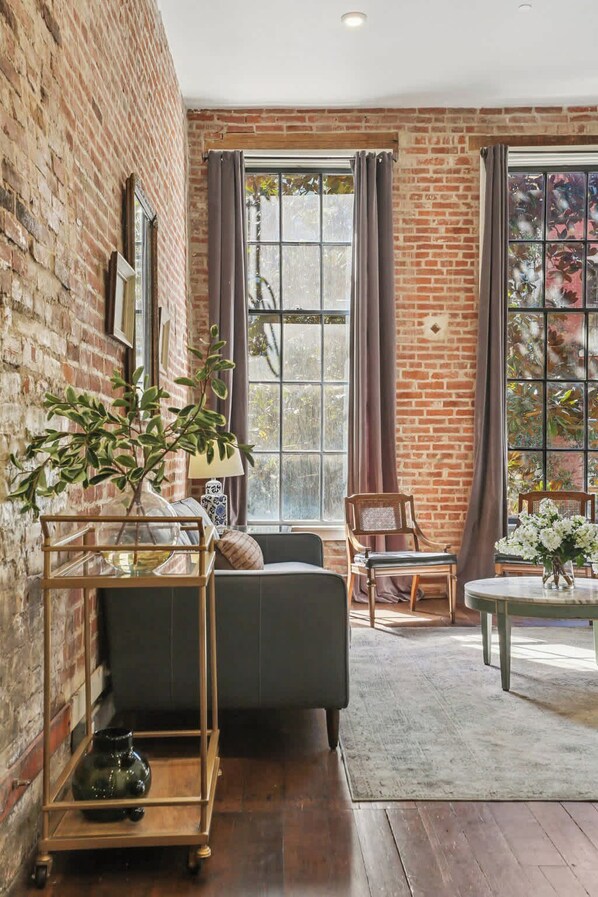 Televisión y oficina 