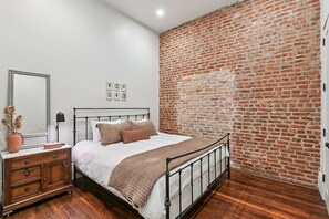 2 bedrooms, iron/ironing board, WiFi