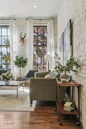 TV, offices - Space & Luxury in CBD | Steps To FQ (New Orleans)