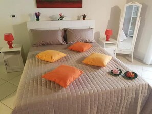 1 bedroom, iron/ironing board, WiFi, bed sheets - Cozy little house in the historic center of Palermo (Palermo)