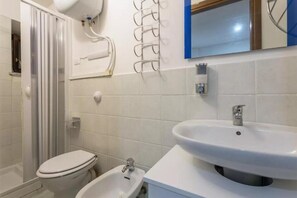 Shower, hair dryer, bidet, towels - Cozy little house in the historic center of Palermo (Palermo)