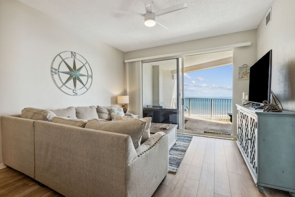 Smart TV - Oceanfront condo,beach access, heated pool, tennis courts (Palm Coast)
