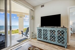 Smart TV - Oceanfront condo,beach access, heated pool, tennis courts (Palm Coast)