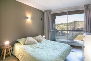 Tabla de planchar con plancha y ropa de cama 