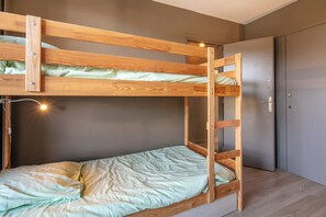 Fer et planche à repasser, draps fournis