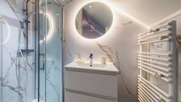 Douche, sĂšche-cheveux, serviettes fournies