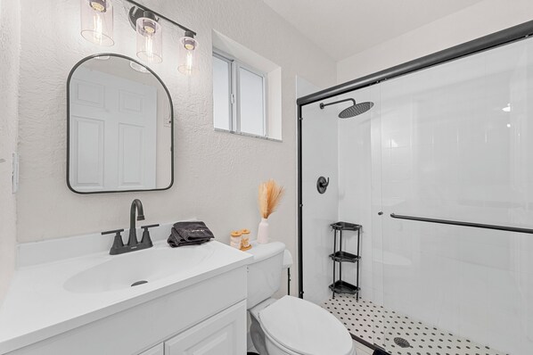 Shower, hair dryer, towels, soap - Private Jupiter 4BR - Minutes to Beach & Golf (Jupiter)