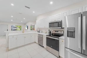 Microwave, oven, stovetop, dishwasher - Private Jupiter 4BR - Minutes to Beach & Golf (Jupiter)