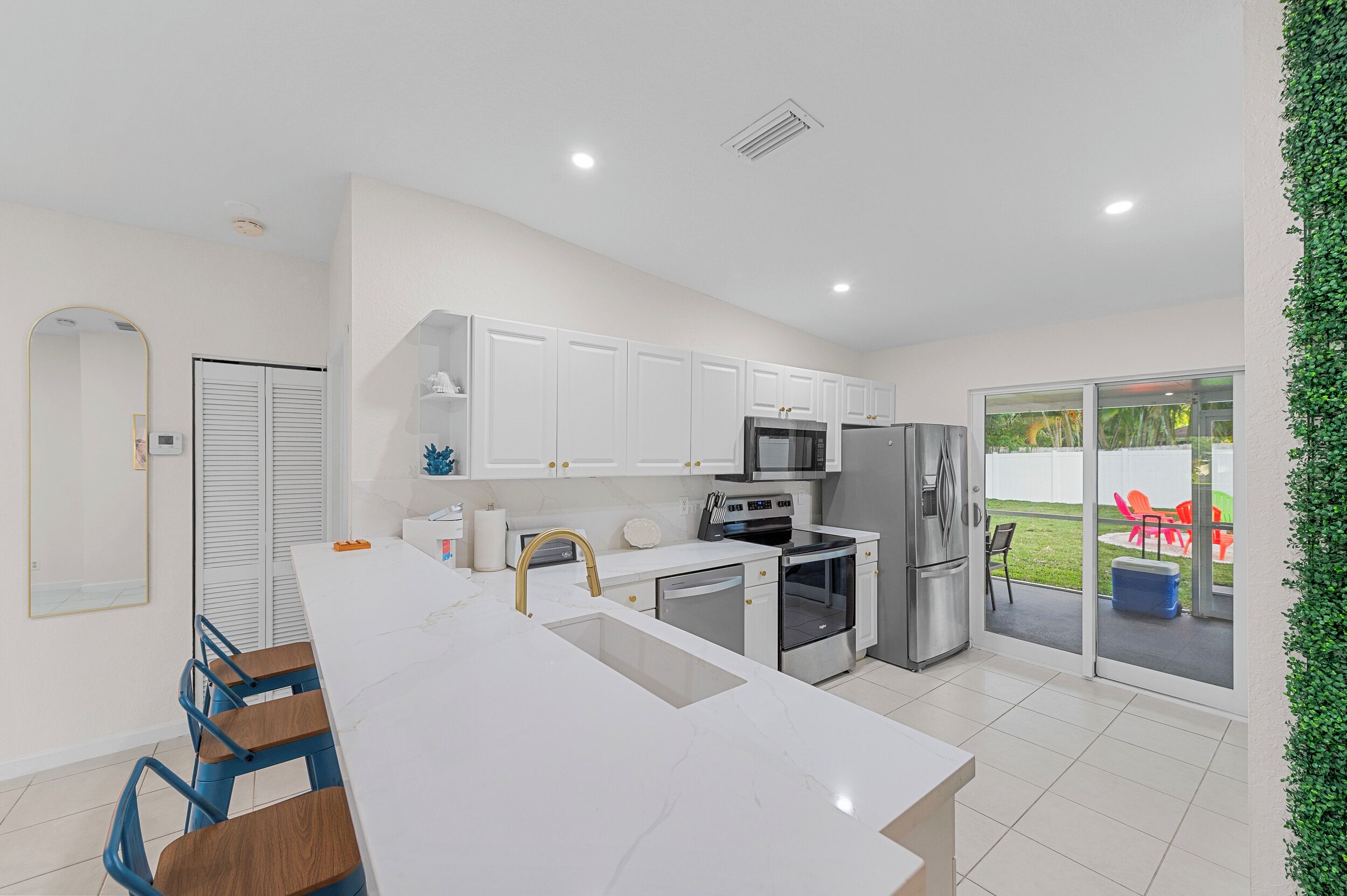 Micro-ondes, four, plaque de cuisson, lave-vaisselle