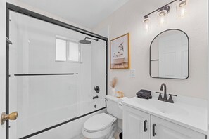Shower, hair dryer, towels, soap - Private Jupiter 4BR - Minutes to Beach & Golf (Jupiter)