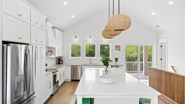 Frigorífico, microondas, horno y placa de cocina