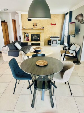 TV - Villa sleeps 6 with separate pool area and games room (Venelles)