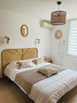 2 bedrooms, iron/ironing board, travel cot, free WiFi - Villa sleeps 6 with separate pool area and games room (Venelles)
