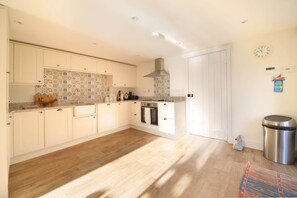 Fridge, microwave, oven, stovetop - Charming Barn Conversion, Idyllic Somerset Village (Somerset)