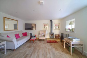TV, fireplace, stereo - Charming Barn Conversion, Idyllic Somerset Village (Somerset)