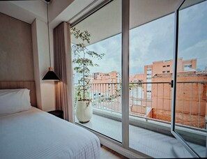 1 bedroom, desk, free WiFi, bed sheets - Cozy 1-bedroom studio in peaceful Medellin with AC and gym (Medellin)
