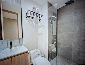 Regadera, toallas, jabón, papel de baño 