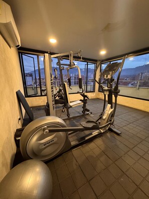 Fitness facility - Cozy 1-bedroom studio in peaceful Medellin with AC and gym (Medellin)
