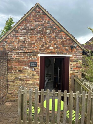 Property grounds - The Idyllic Acorn Lodge (Canterbury)