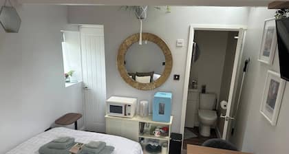 The Idyllic Acorn Lodge