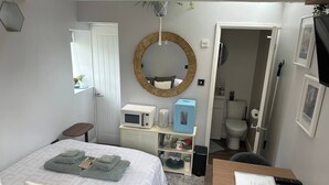 Unclassified image, 3 of 11, button - The Idyllic Acorn Lodge (Canterbury)