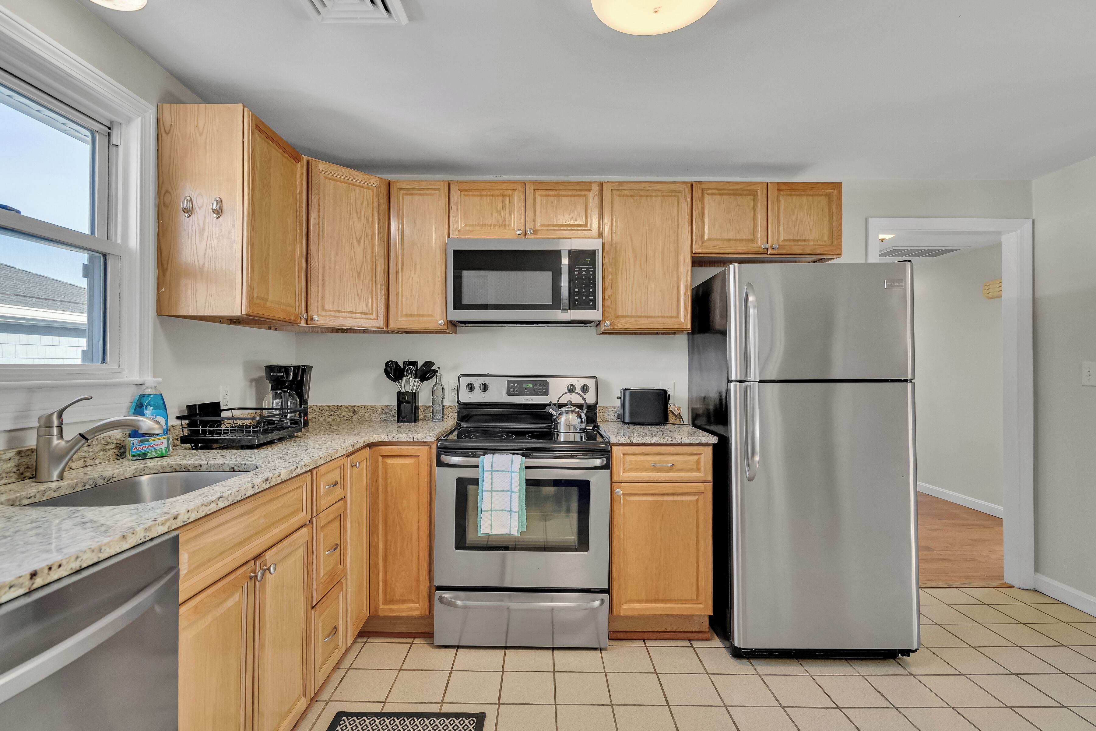 Microondas, horno, parrilla de estufa y lavavajillas 