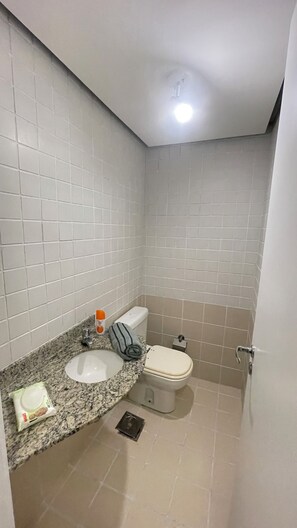 Serviettes fournies, savon, papier toilette