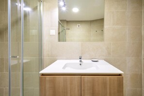 Een douche, een haardroger, handdoeken