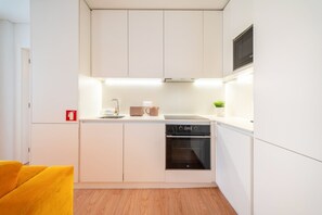 Coffee/tea maker, fridge, microwave, oven - Guestready - The Corner 1E (Lisbon)
