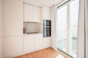 Fridge, microwave, oven, dishwasher - Guestready - The Corner 2E (Lisbon)