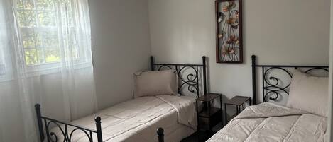 5 bedrooms, iron/ironing board, WiFi, bed sheets