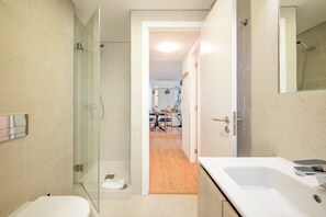 Een douche, een haardroger, handdoeken