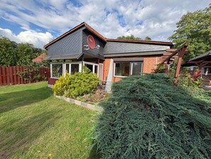 Exterior - Well and comfortably equipped and in a quiet location. It is located right on the edge of the forest. (Bleckede)