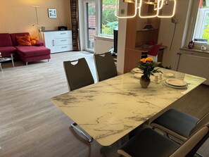 Dining - Well and comfortably equipped and in a quiet location. It is located right on the edge of the forest. (Bleckede)