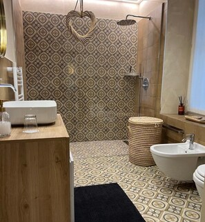 Douche, séchoir à cheveux, bidet, serviettes fournies