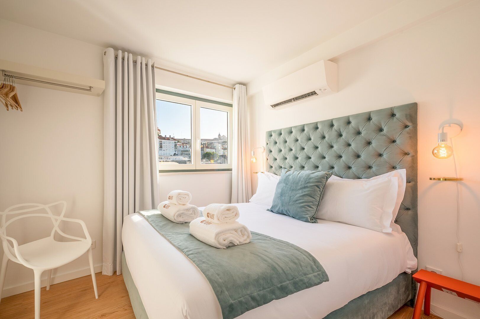 Iron/ironing board, Internet, bed sheets