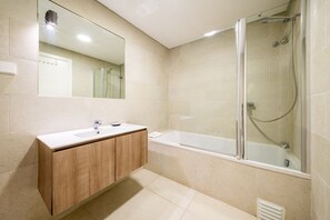 Douche, sèche-cheveux, serviettes fournies