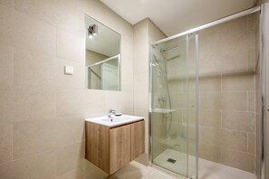 Shower, hair dryer, towels - Guestready - The Corner 3rd (Lisbon)