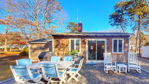 Outdoor dining - Sea And Be - Cape Cod Cottage (Yarmouth)