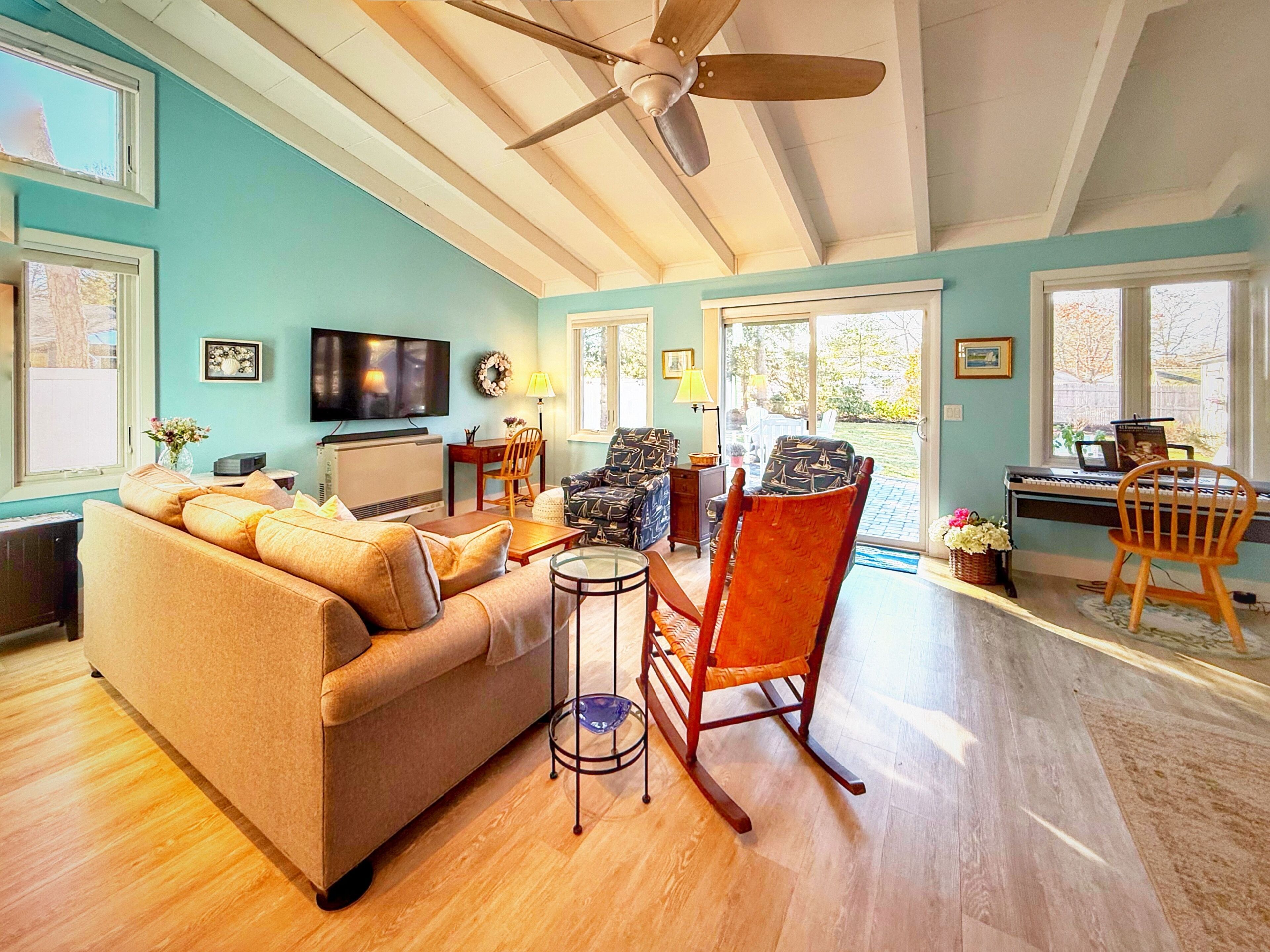 Een televisie, een open haard en boeken