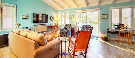 Een televisie, een open haard en boeken