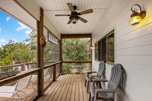 Outdoor dining - Fisherman's Cove -Waterfront home with private dock on the River sleeps 10 (Steinhatchee)