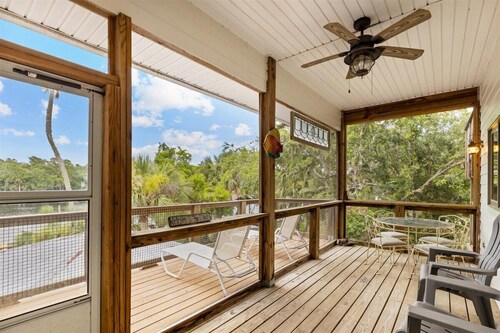 Fisherman's Cove -Waterfront home with private dock on the River sleeps 10