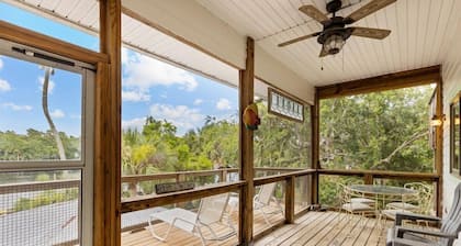 Fisherman's Cove -Waterfront home with private dock on the River sleeps 10