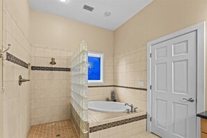 Hair dryer, towels, soap, shampoo - Fisherman's Cove -Waterfront home with private dock on the River sleeps 10 (Steinhatchee)