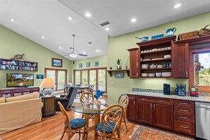 Smart TV - Fisherman's Cove -Waterfront home with private dock on the River sleeps 10 (Steinhatchee)