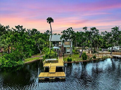 Fisherman's Cove -Waterfront home with private dock on the River sleeps 10